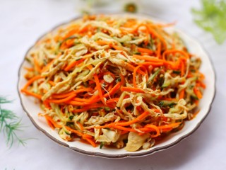 21、酸辣爽口的凉拌鸡丝,非常好吃。