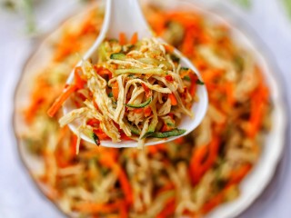 23、酸辣爽口的凉拌鸡丝,一口一口停不下来。