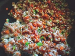 8、营养低脂 美貌便当 西兰花饭团????,放入锅中炒熟(肉末变色即可)