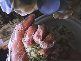 12、营养低脂 美貌便当 西兰花饭团????,用手捏紧成团 即可