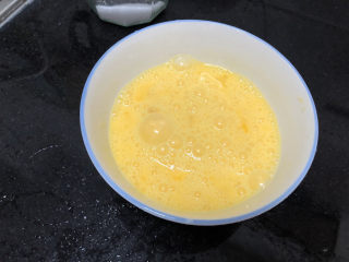 2、茼蒿炒鸡蛋➕最是一年春好处,鸡蛋打散成均匀蛋液