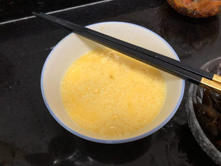 4、茼蒿炒鸡蛋➕最是一年春好处,搅拌均匀备用