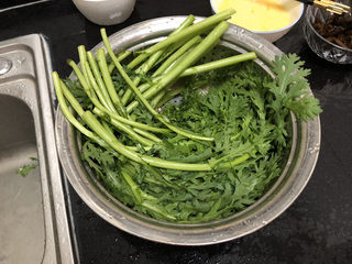 9、茼蒿炒鸡蛋➕最是一年春好处,茼蒿择去烂的枝叶，用淡盐水浸泡后清洗沥水备用