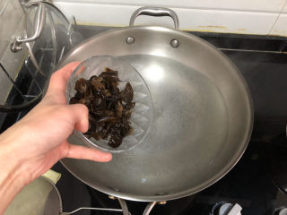 12、茼蒿炒鸡蛋➕最是一年春好处,加入木耳，烫约一分钟