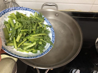 14、茼蒿炒鸡蛋➕最是一年春好处,加入茼蒿茎的部分，烫半分钟捞出