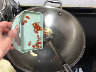 21、茼蒿炒鸡蛋➕最是一年春好处,加入干辣椒煸一下，注意不要糊了