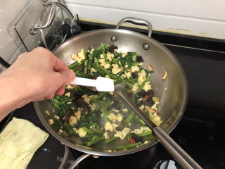 26、茼蒿炒鸡蛋➕最是一年春好处,根据个人口味加入适量食盐，中大火翻炒十来秒即可出锅