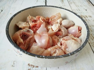 1、红烧鸡块,鸡腿剁小块,清洗干净,控水备用