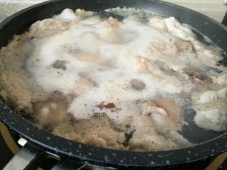 4、红烧鸡块,到水开,去血沫子捞出