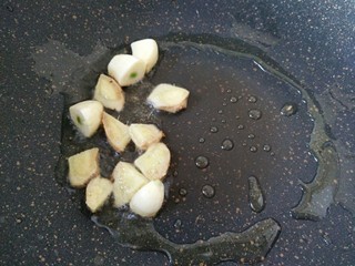 6、红烧鸡块,热锅凉油加姜蒜炒香