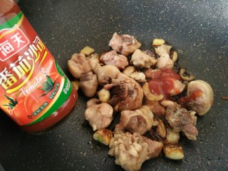 8、红烧鸡块,小火煸炒,加番茄沙司,料酒