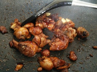 10、红烧鸡块,炒到表面焦焦的,番茄沙司融化粘满鸡块上就可以