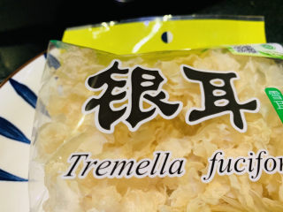 1、紫薯银耳粥,银耳待用