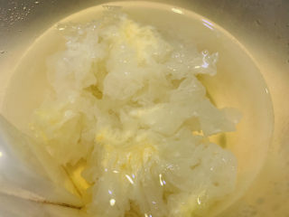 6、紫薯银耳粥,银耳用水先泡开