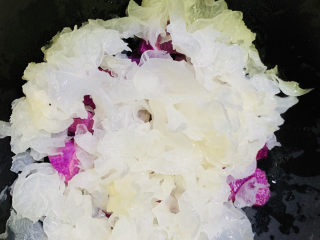 10、紫薯银耳粥,加入泡发的银耳