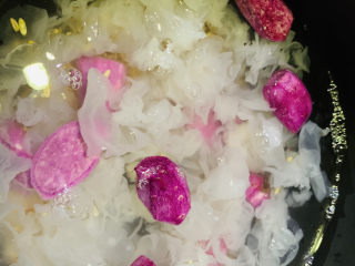 12、紫薯银耳粥,加适量水