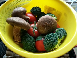 2、茄汁虾仁海参 宴客滋补菜,西蓝花、香菇洗净