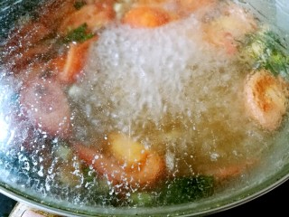 5、茄汁虾仁海参 宴客滋补菜,加水600ml，大火烧开，改小火煮20分钟