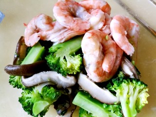 9、茄汁虾仁海参 宴客滋补菜,剥虾仁，去虾线