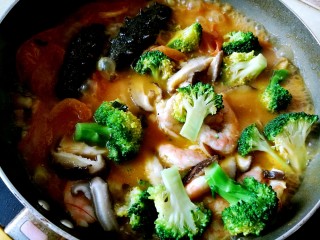11、茄汁虾仁海参 宴客滋补菜,在番茄海参中加入咖喱粉、胡椒粉、虾仁、西蓝花和香菇，加料酒、盐，大火收浓汤汁