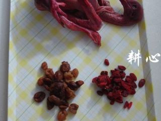 1、桂圆枸杞鸽子汤,食材图