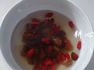 2、桂圆枸杞鸽子汤,枸杞桂圆用清水洗净。
