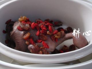 4、桂圆枸杞鸽子汤,全部食材放入隔水炖锅内胆里。