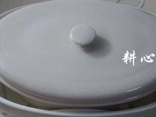 6、桂圆枸杞鸽子汤,盖锅盖。