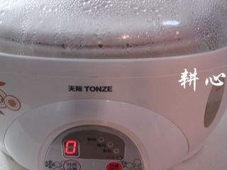 8、桂圆枸杞鸽子汤,通电，选择【快炖】功能键，时间为3小时。