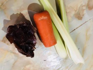 1、芹菜炒胡萝卜,准备所有的菜