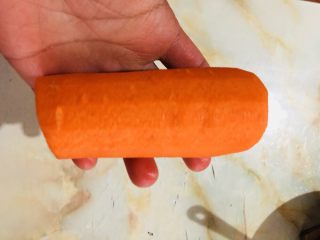 2、芹菜炒胡萝卜,胡萝卜去皮切蒂