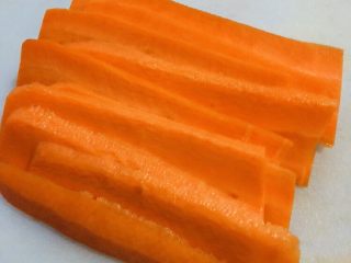 4、芹菜炒胡萝卜,胡萝卜切片