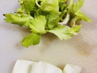 8、芹菜炒胡萝卜,芹菜去头尾和叶子