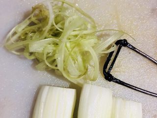 9、芹菜炒胡萝卜,用削皮刀轻轻地把芹菜的茎上的皮去掉。口感更好