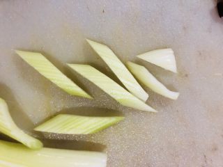 10、芹菜炒胡萝卜,芹菜切成斜段