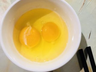 13、芹菜炒胡萝卜,打两个鸡蛋