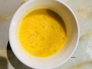 15、芹菜炒胡萝卜,用筷子打散