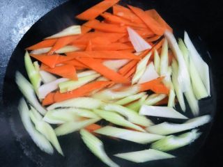 16、芹菜炒胡萝卜,胡萝卜和芹菜焯水两分钟