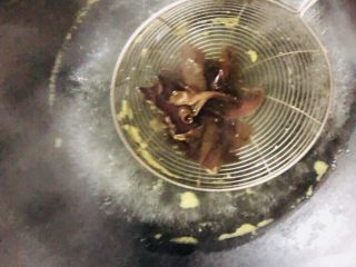 18、芹菜炒胡萝卜,木耳焯水一分钟左右即可