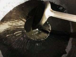 19、芹菜炒胡萝卜,洗净锅，放适量油，