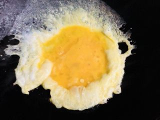 20、芹菜炒胡萝卜,放入鸡蛋液