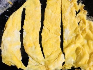 23、芹菜炒胡萝卜,竖切成条