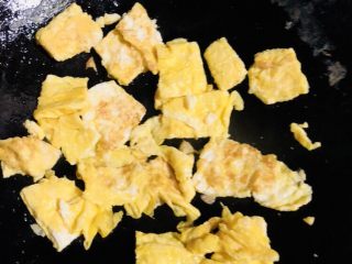 24、芹菜炒胡萝卜,再横切成块，盛起备用