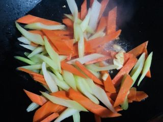 28、芹菜炒胡萝卜,放入芹菜和胡萝卜翻炒均匀