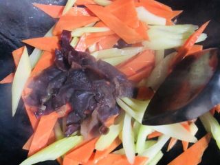 29、芹菜炒胡萝卜,放入木耳翻炒均匀