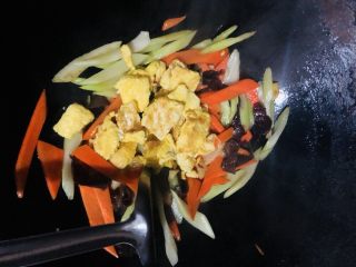31、芹菜炒胡萝卜,加入鸡蛋翻炒均匀