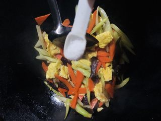 32、芹菜炒胡萝卜,加入适量盐