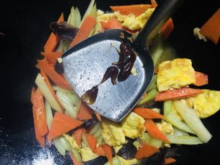 33、芹菜炒胡萝卜,加入适量蚝油翻炒均匀后出锅
