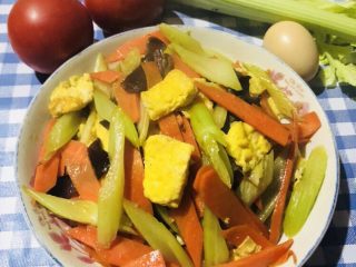 34、芹菜炒胡萝卜,出锅啦！