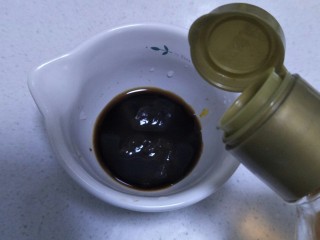 9、酱香版的虎皮尖椒,再加一点醋。